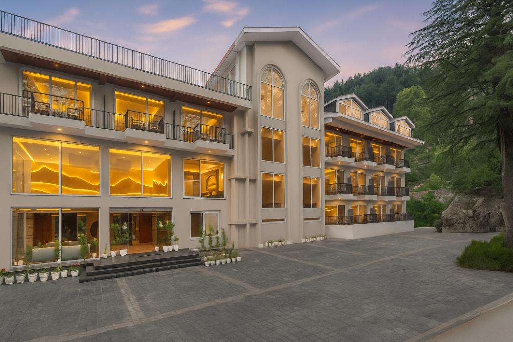 ein großes Gebäude mit vielen Fenstern in der Unterkunft Snow Valley Heights - An Elegant Air Conditioned Escape by Snow Valley Resorts in Manali