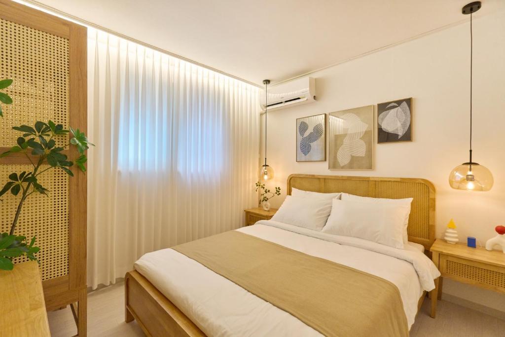 un dormitorio con una cama y una ventana en Dome House, en Seúl