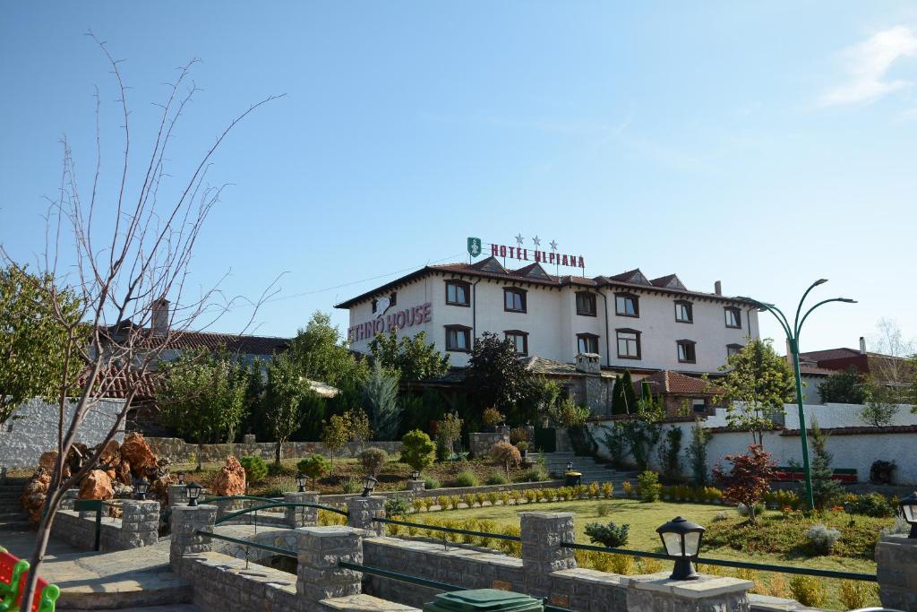 un edificio con un jardín delante en Hotel Ulpiana, Ethno House, en Gracanica