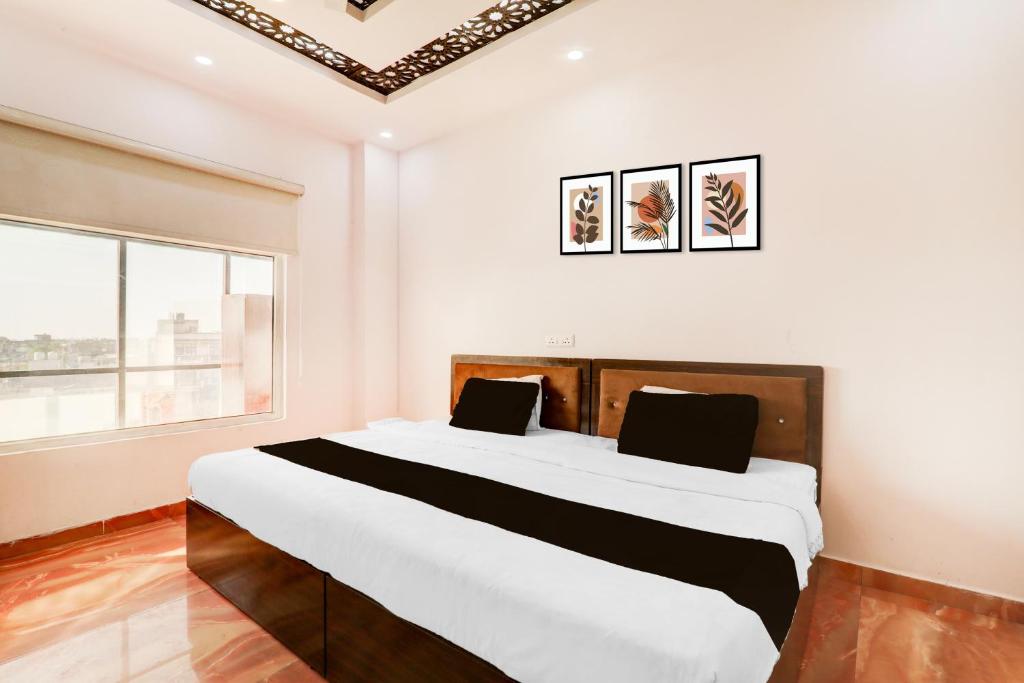 a bedroom with a large bed in a room at Hotel O The urban inn hotel and banquet in Kākori