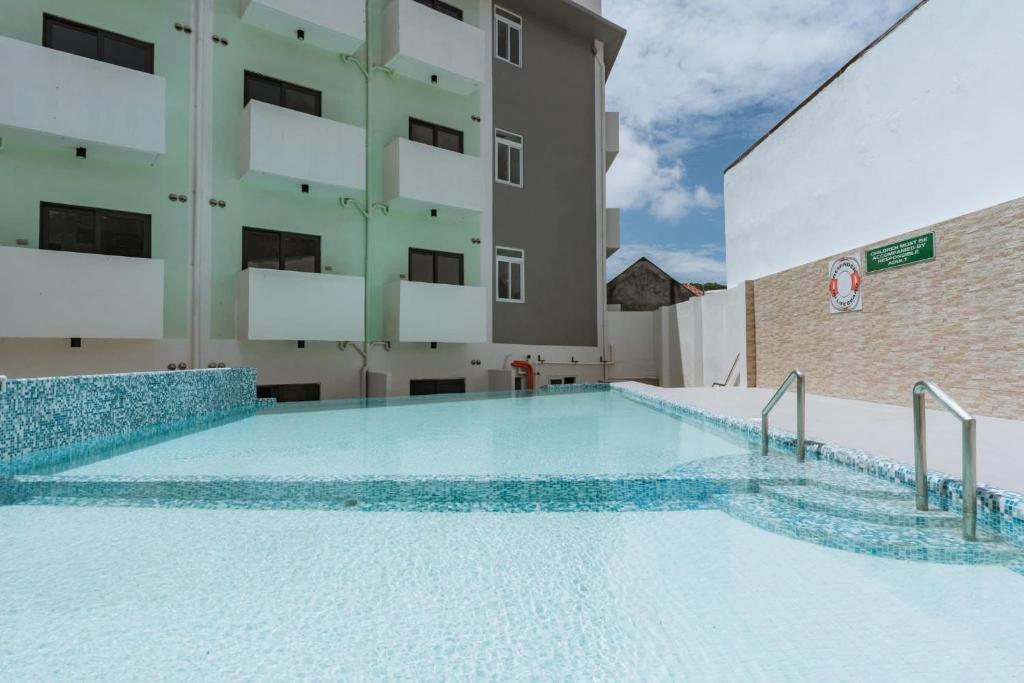 Bazén v ubytování Thyme Residences T129 Corner Unit nebo v jeho okolí