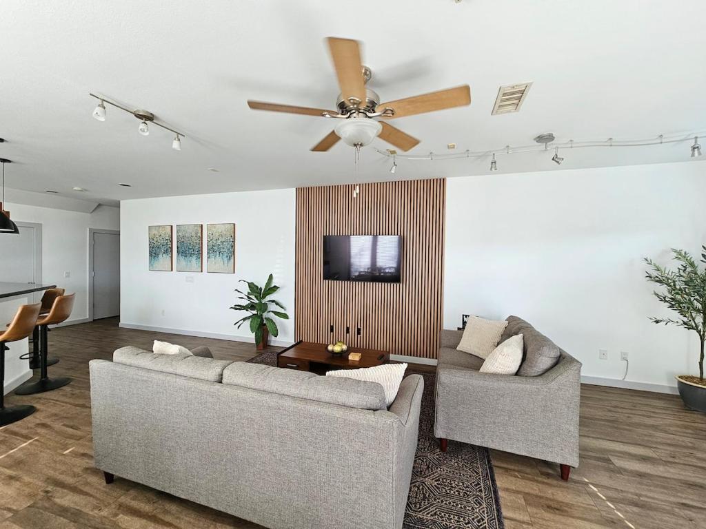 ヒューストンにあるMidtown modern retreat!のリビングルーム(ソファ2台、天井ファン付)