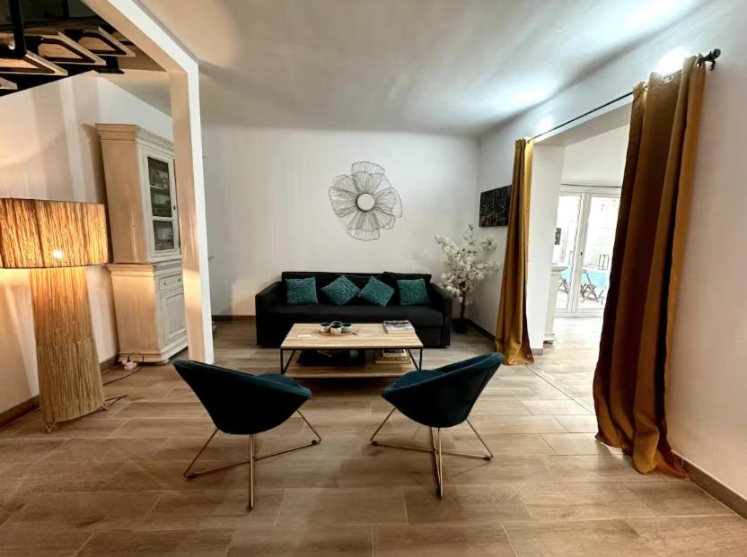 a living room with a couch and chairs and a table at T2 à 5mn à pieds du Cours Mirabeau in Aix-en-Provence