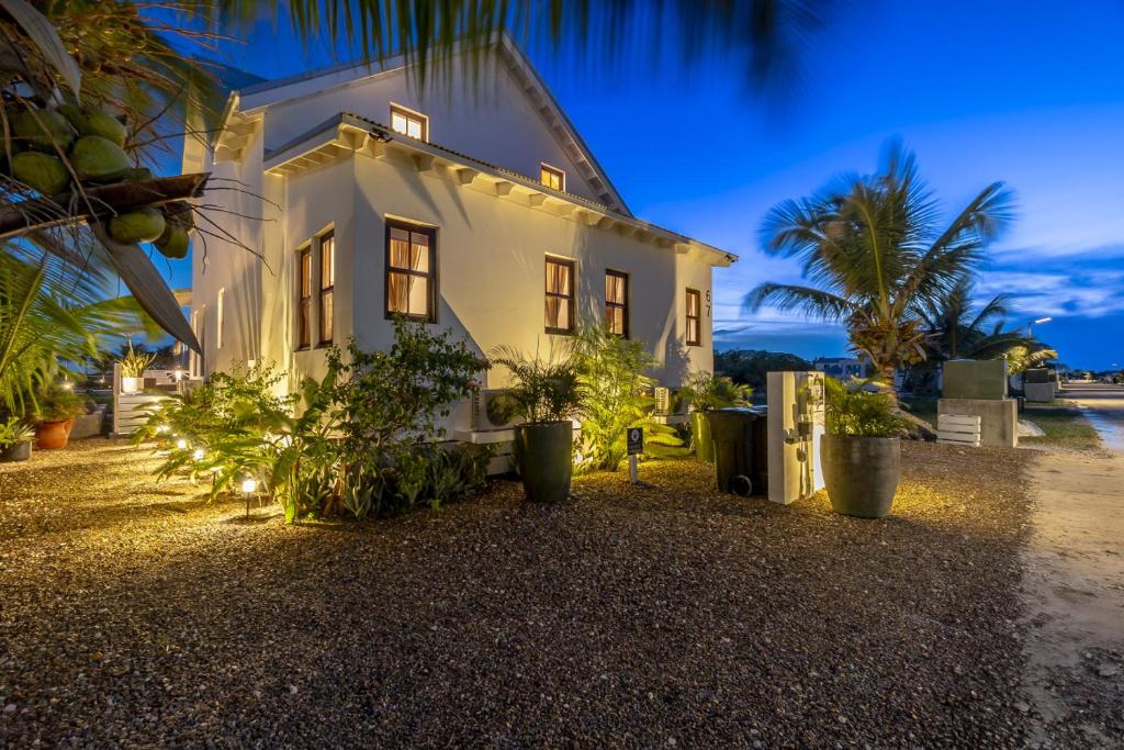 Κήπος έξω από το Black Orchid and Pool Club at Mahogany Bay