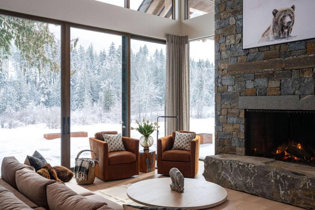 レベルストークにあるMountain Lake Luxury Ski Chaletのソファと暖炉のあるリビングルーム