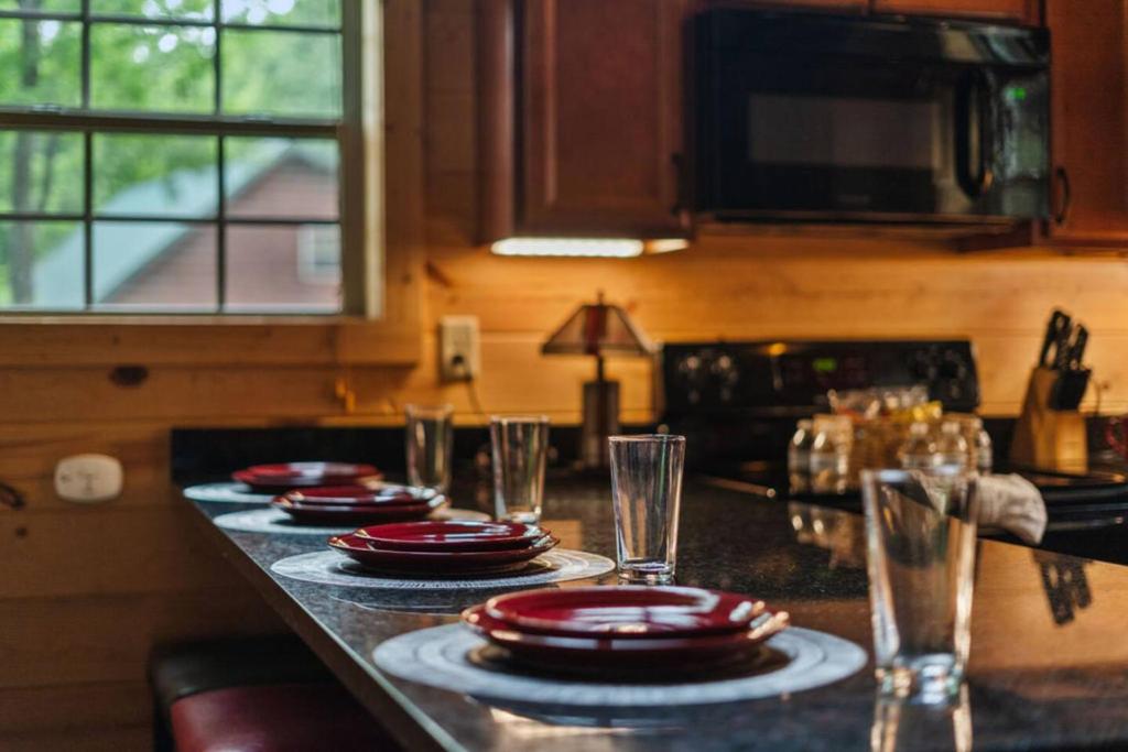 Køkken eller tekøkken på Along The Right Path Cabin