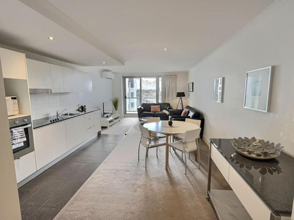 Kuchyň nebo kuchyňský kout v ubytování Spacious City Centre Apartment