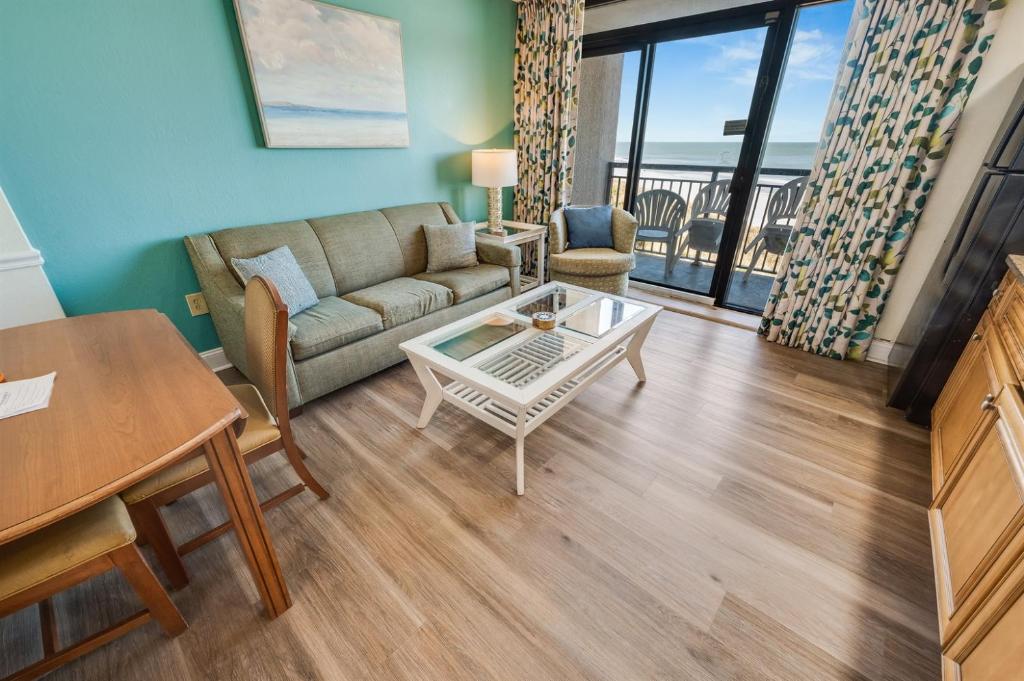 Un lugar para sentarse en Low Floor, Direct Oceanfront Beautiful 1BR, Pools!
