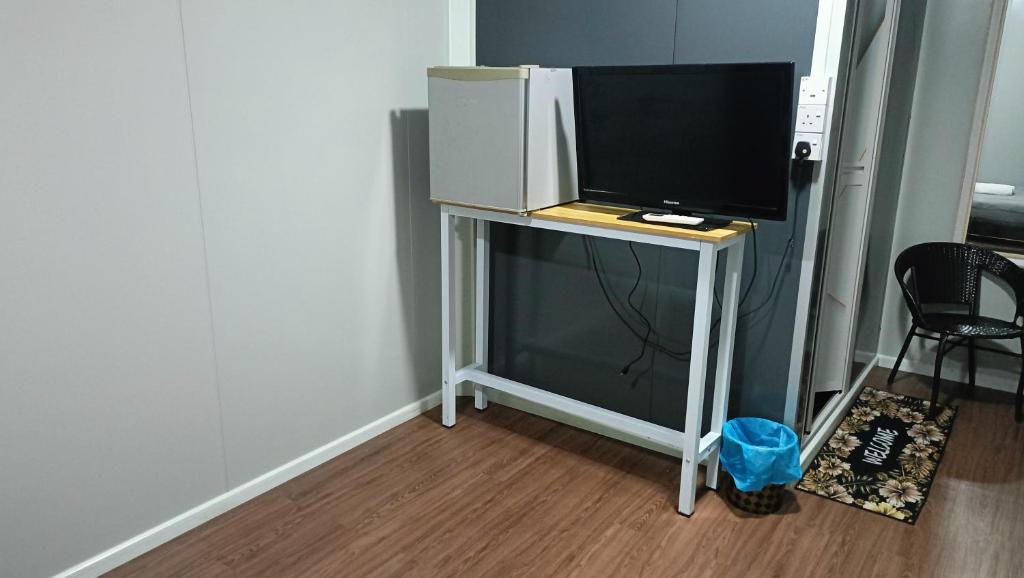 TV a/nebo společenská místnost v ubytování Ubudiyah dbangsal room stay