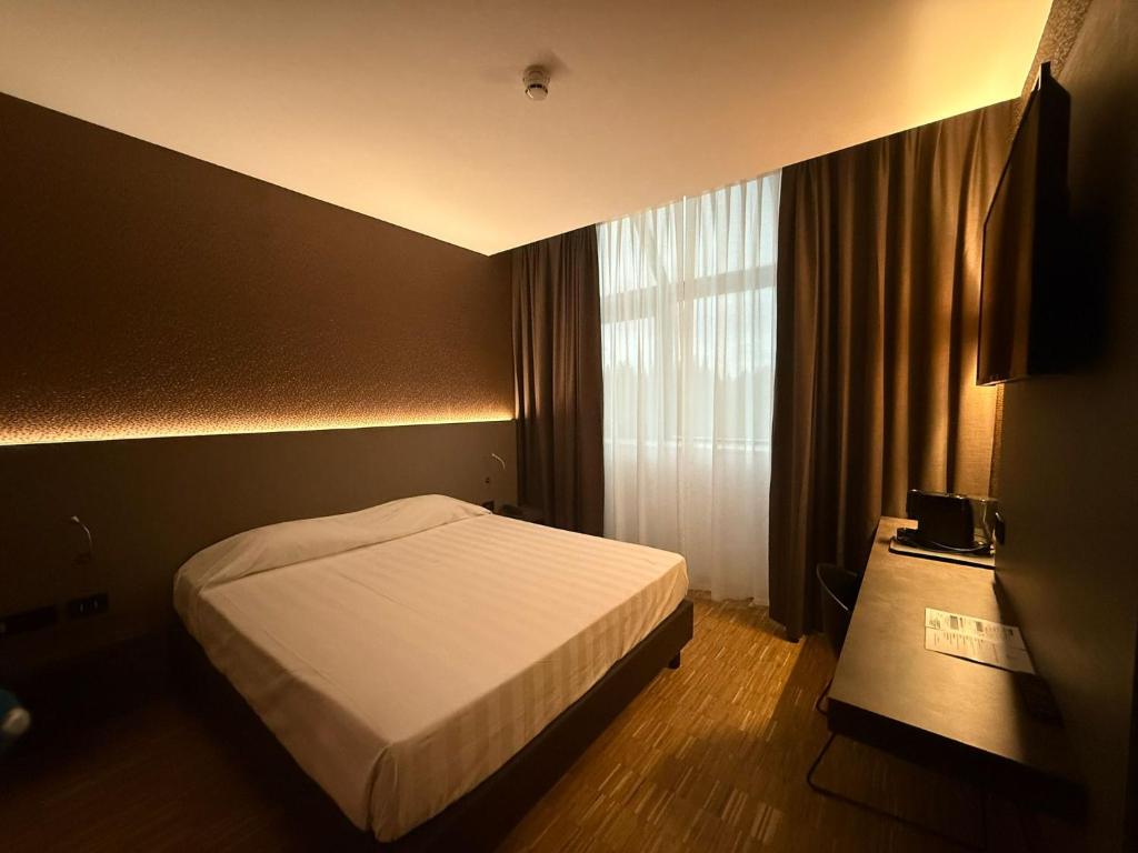 a hotel room with a bed and a window at Hotel Giada Viale del Sole in Vicenza