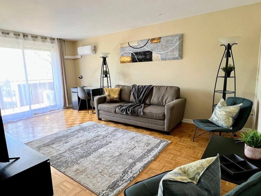 Χώρος καθιστικού στο Bright 2 BR pet friendly, KING bed, WiFi,2 parking