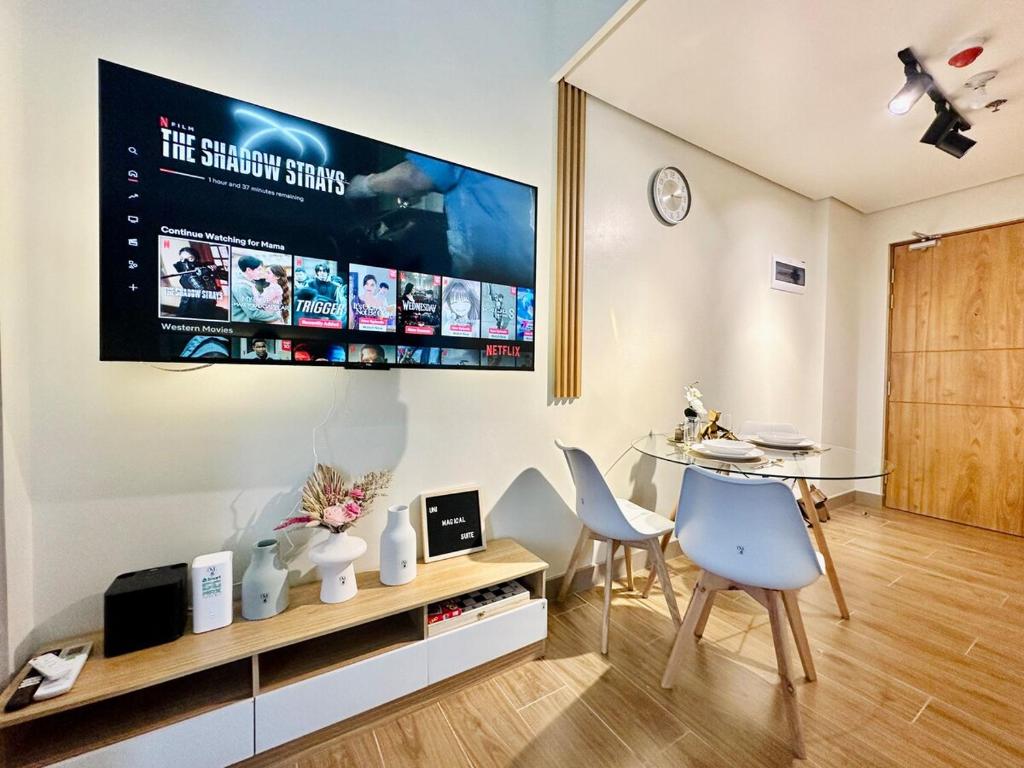 TV a/nebo společenská místnost v ubytování Twin Lakes Tagaytay - Uni Magical Suite