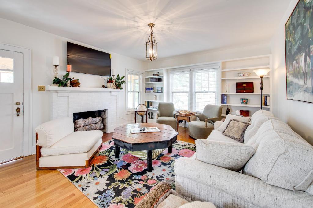Χώρος καθιστικού στο Bourbon Trail Fun Dtwn Lebanon Home with Game Room