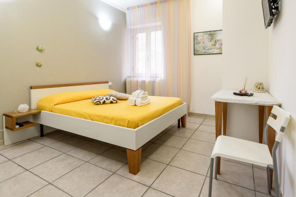 ein Schlafzimmer mit einem gelben Bett und einem Stuhl in der Unterkunft B&B Belvedere in Agropoli