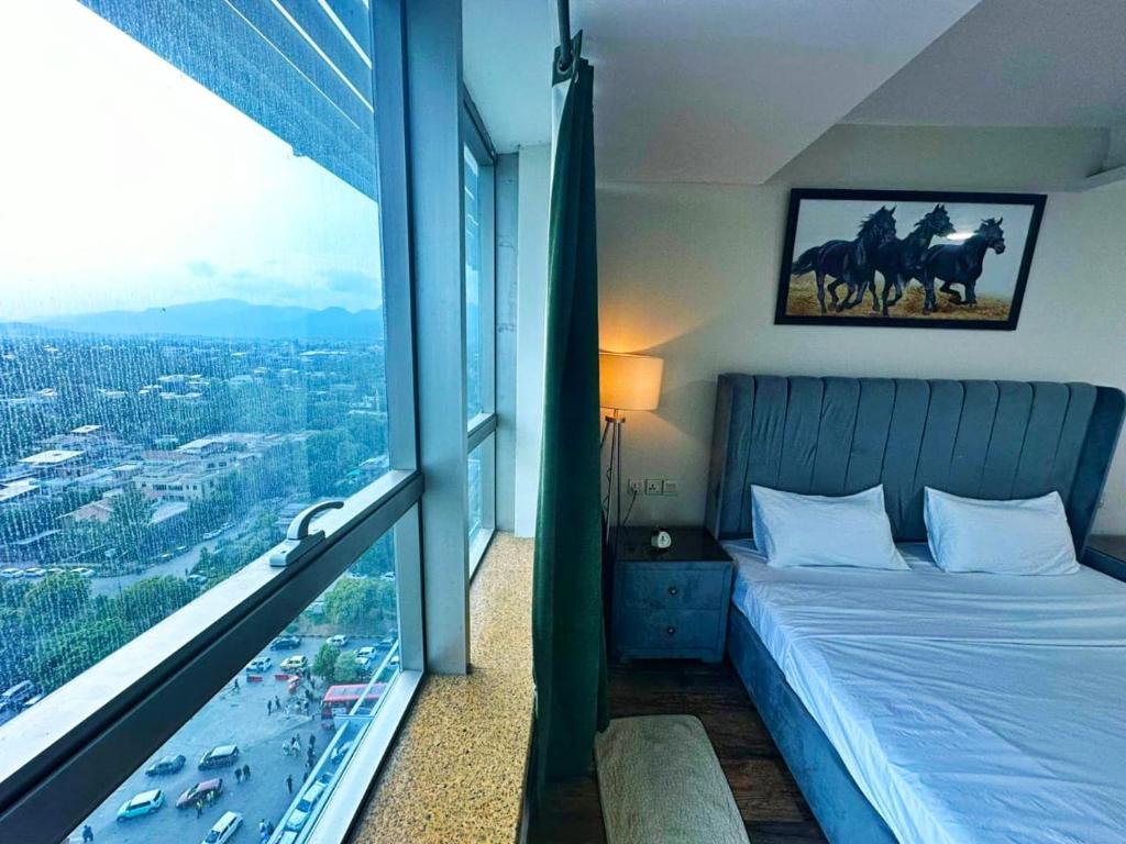 Una cama o camas en una habitación de Centaurus Luxe 1BHK with Breakfast