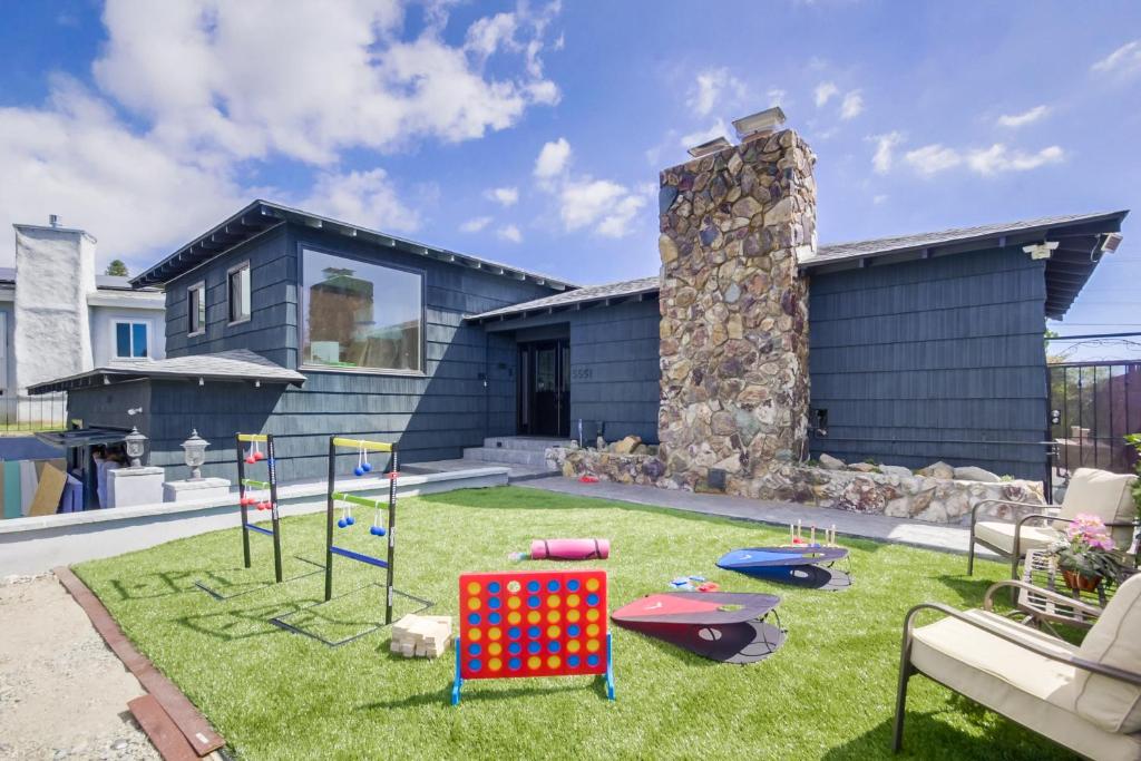 una casa con un patio con parque infantil enfrente en Entire Private 3-Bedroom Home w Gated Yard, 100 inch TV, 1 Gbps WiFi, Available Now, en San Diego