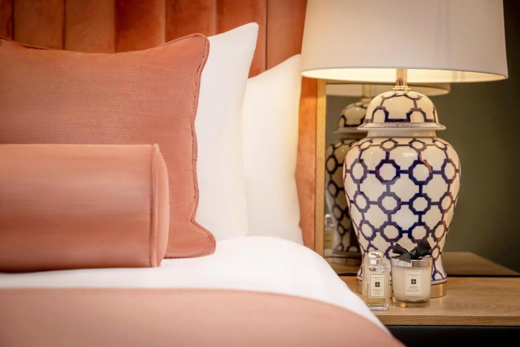 
Double Room for Single Occupancy
