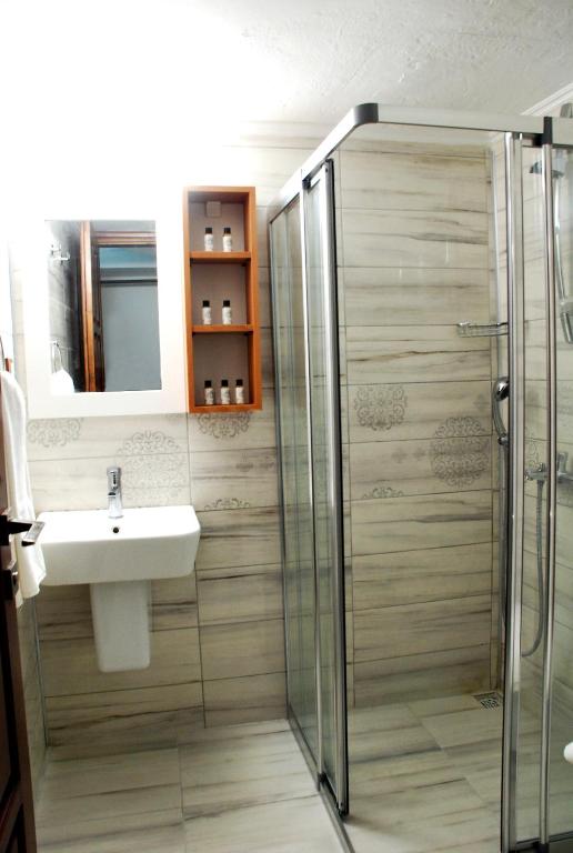 A bathroom at Elegance Hotel Kemer