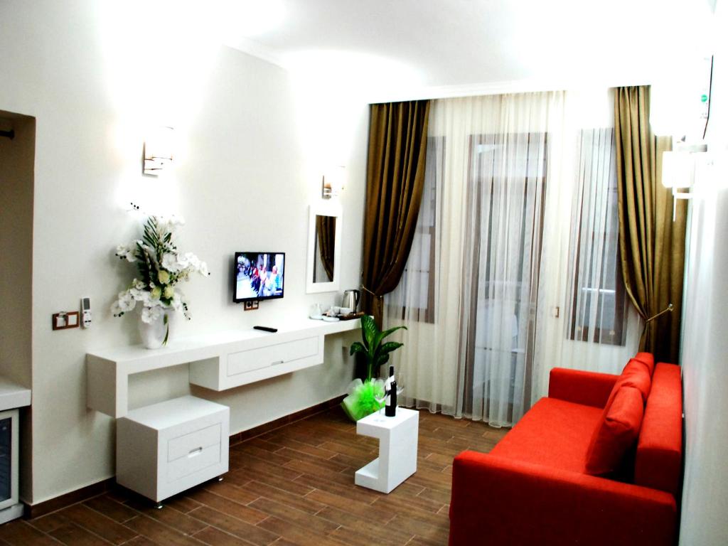 A television and/or entertainment centre at Elegance Hotel Kemer