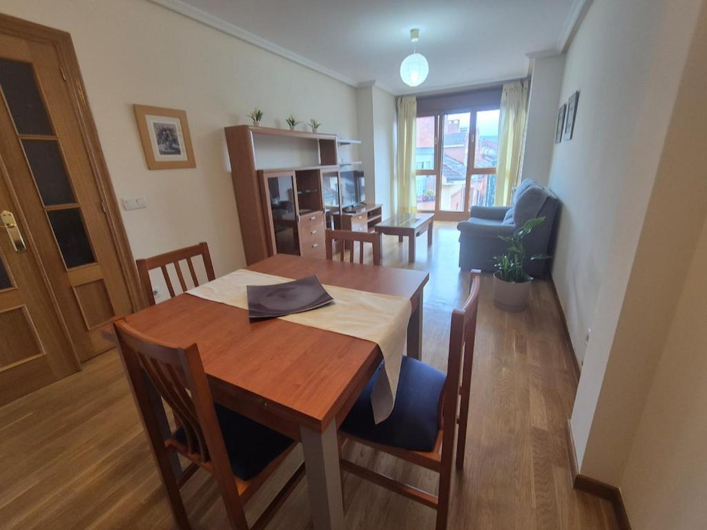 a dining room with a wooden table and chairs at 212A Asueto apartamento en villaviciosa in Villaviciosa