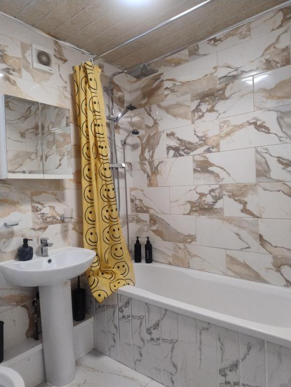 Ένα μπάνιο στο Airport and City Access Stylish 3BR with Garden Plus Parking