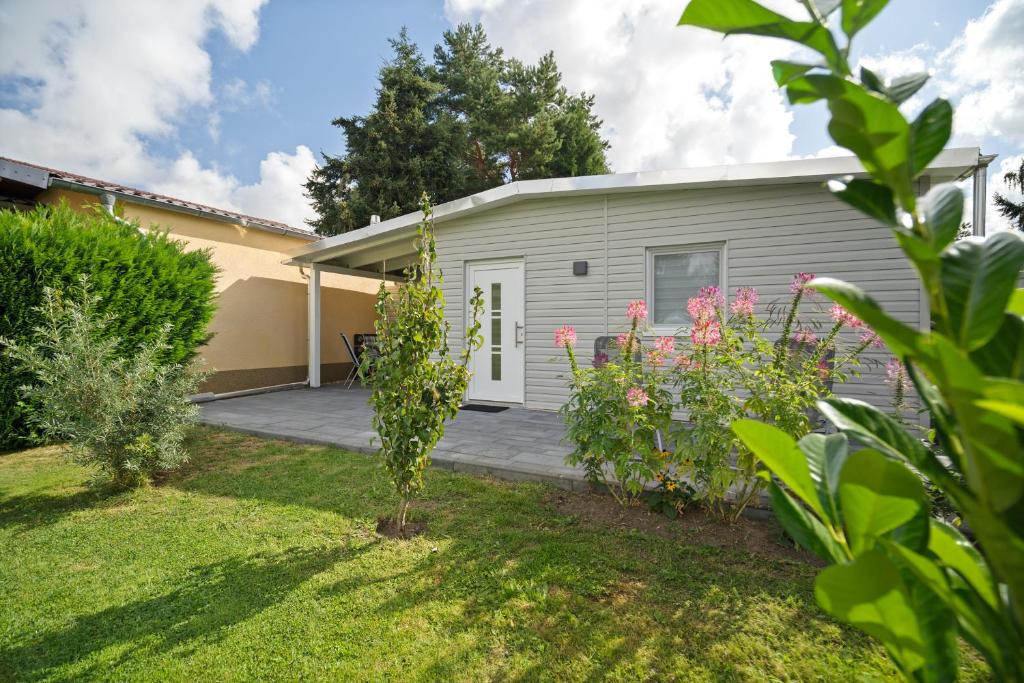 a house with a garden and flowers in the yard at Ferienhaus Kira in Rechlin