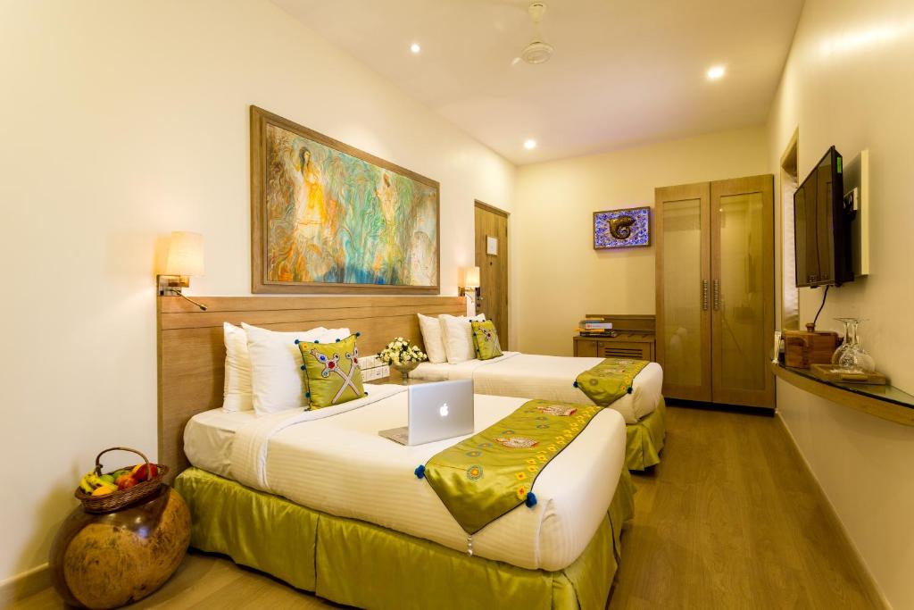 TV a/nebo společenská místnost v ubytování Le Sutra Hotel, Khar, Mumbai
