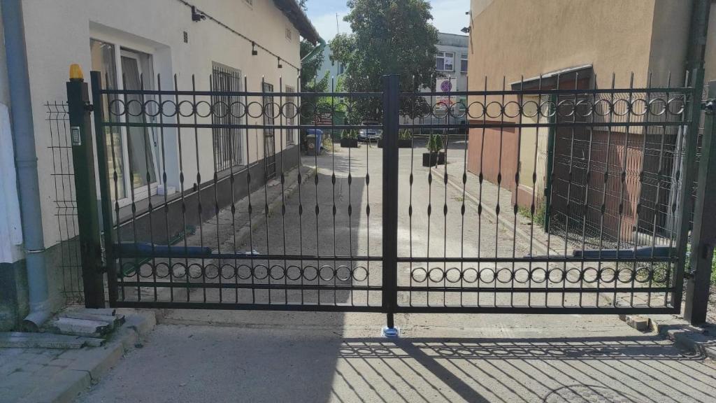 Una puerta de hierro negro con una calle detrás de ella en Dworskiego 74 Apartament 4, en Przemyśl