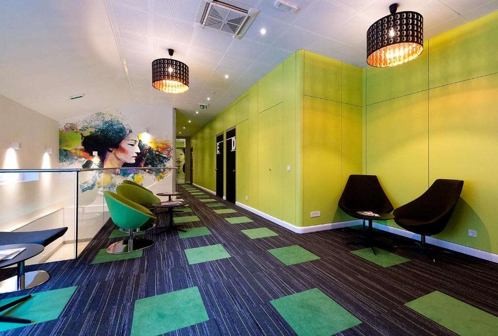 - une salle d'attente avec des murs et des chaises verts et jaunes dans l'établissement Hostel 365 For U, à Dubrovnik