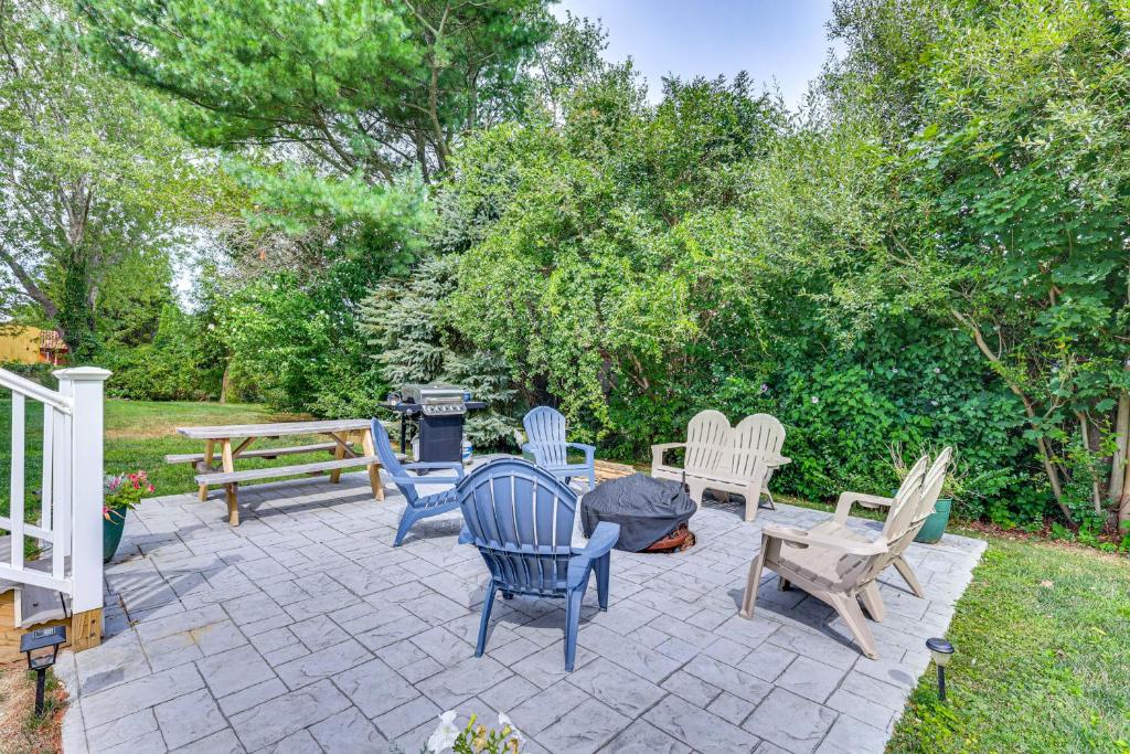 Zahrada ubytování Family Gem with Spacious Yard 5 Mi to Second Beach