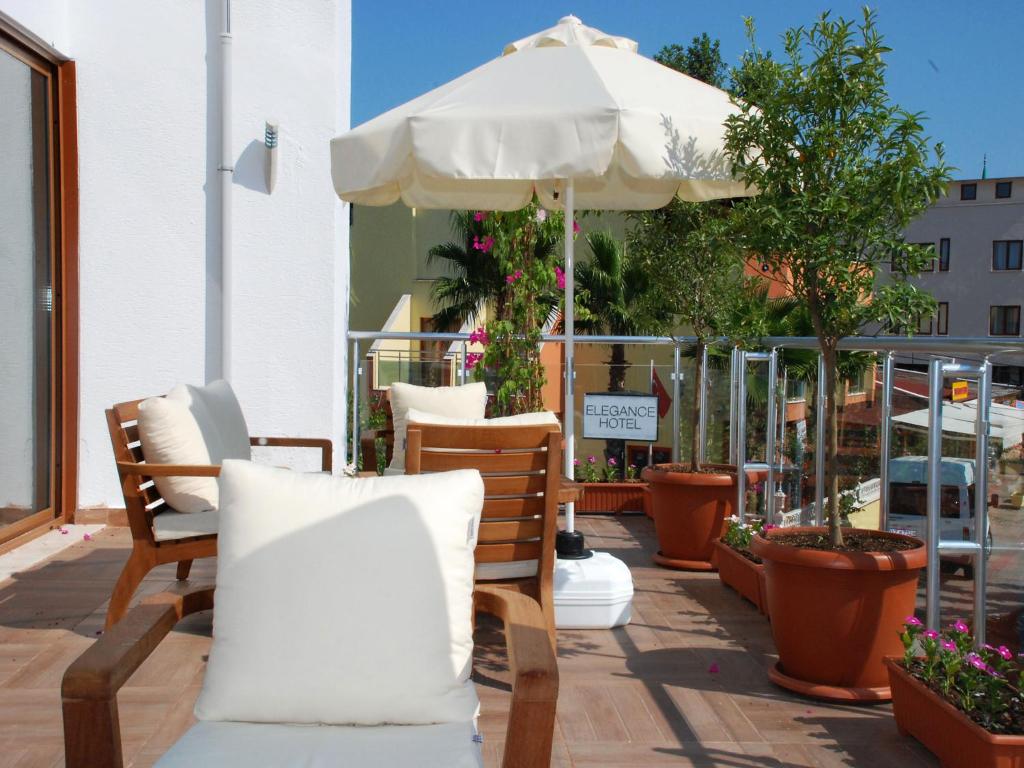 A seating area at Elegance Hotel Kemer