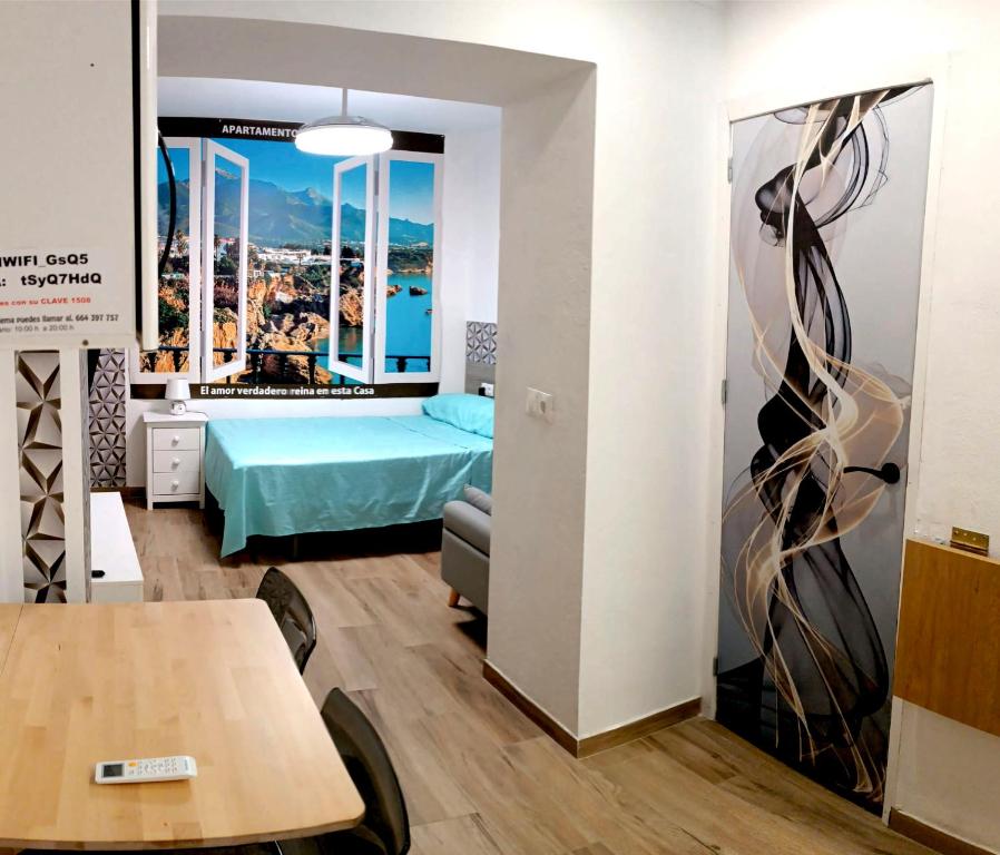 Zimmer mit einem Bett und einem Tisch in der Unterkunft Apartamento La Cueva in Algarrobo