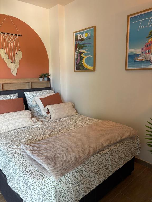 ein Schlafzimmer mit einem Bett in einem Zimmer in der Unterkunft Studio cosy proche des plages, balcon, clim, fibre, & parking, Tout confort in Toulon