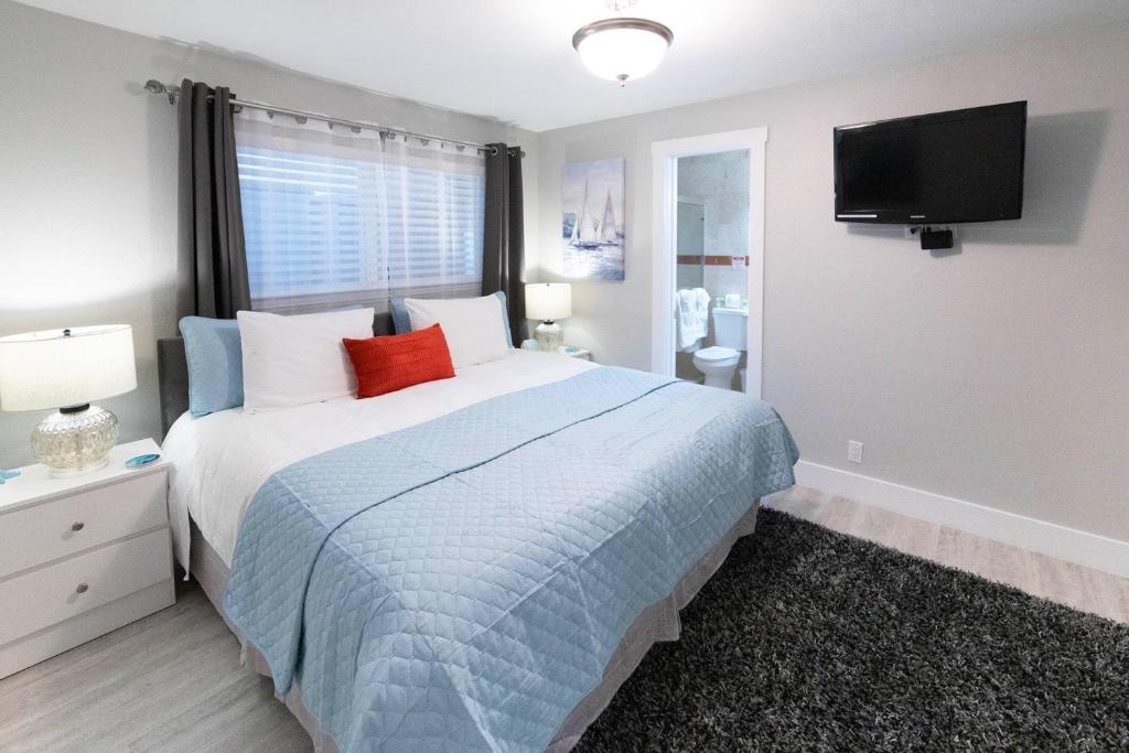 ein Schlafzimmer mit großem Bett und Flachbildfernseher in der Unterkunft Sea Star Suites By The Sea in Fort Lauderdale