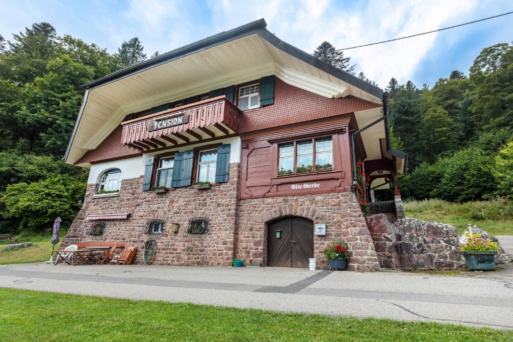 a large brick house with a large window at Pension Alte Gerbe 