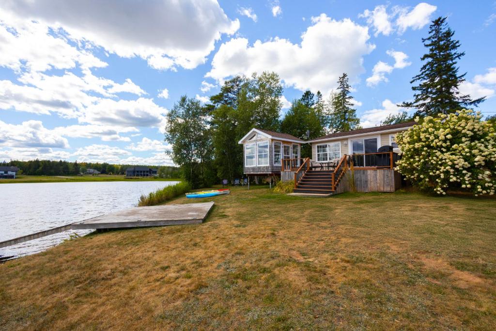 una casa en la orilla de un cuerpo de agua en Randyer Riverside Getaway, en Grand Barachois