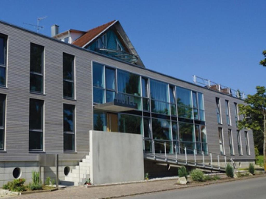 ein Gebäude mit Glasfenstern an der Straßenseite in der Unterkunft Hotel Anker in Bodman-Ludwigshafen