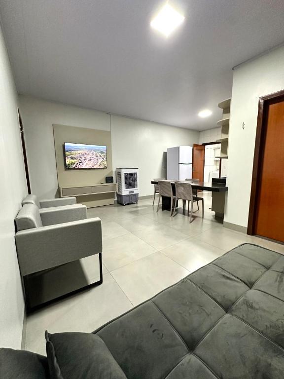 ein Wohnzimmer mit Sofa und Tisch in der Unterkunft Davisis - Casa Ampla 2 Quartos e Garagem grande in Palmas