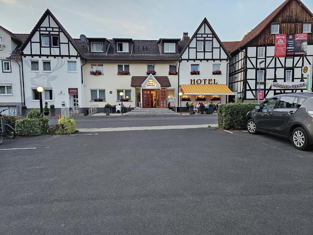 バート・ヘルスフェルトにあるHotel Jägerhofのホテルの前の駐車場