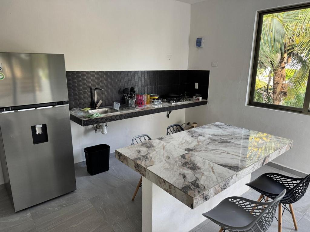 Kuchyň nebo kuchyňský kout v ubytování Lindo depto 2 piso cerca de la playa