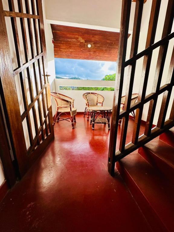 Lazy Bear Best Hostel in Kandy - 3