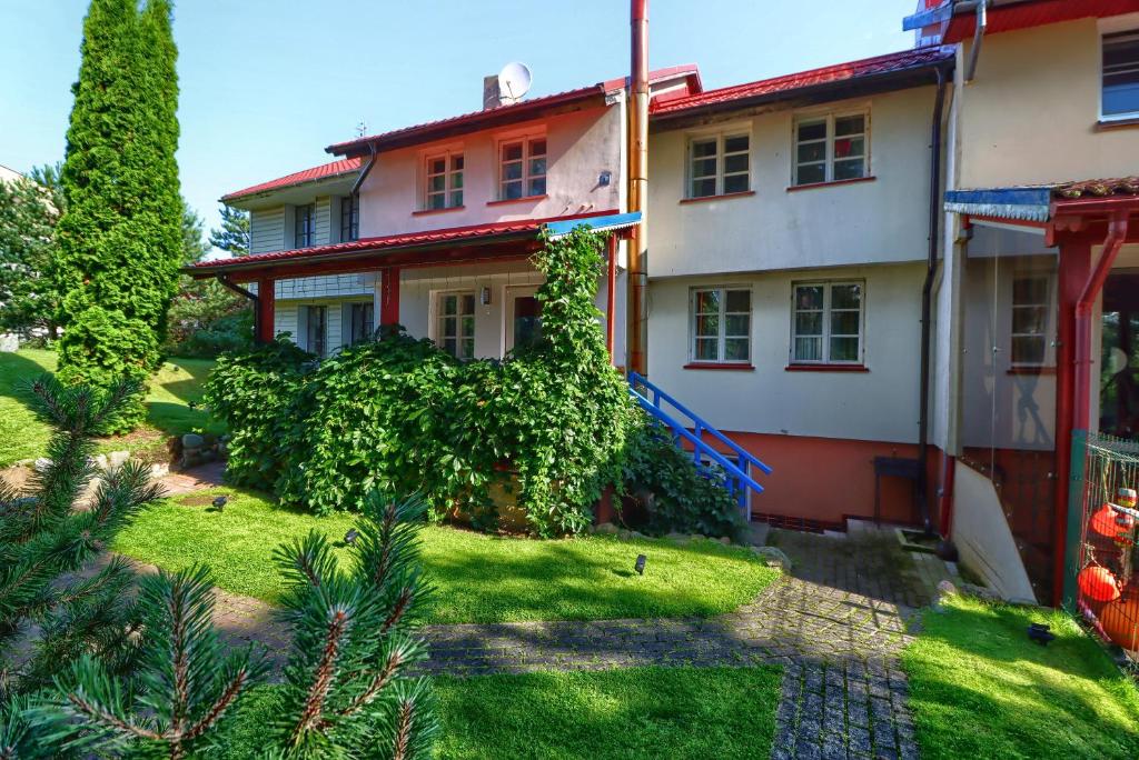 a house with green grass in front of it at Pas Edgarą 2 in Nida