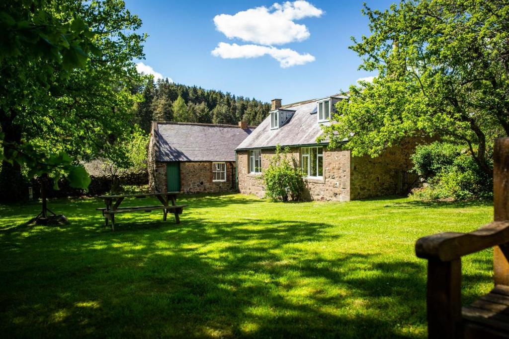 ein Haus mitten in einem Hof in der Unterkunft Coldburn Cottage in Kirknewton