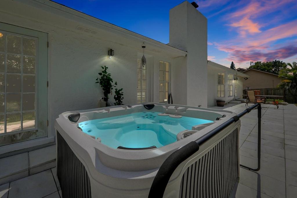 オーランドにあるPrivate Hot Tub Stay by Disneyの家のバルコニーにジャグジータブが備わります。