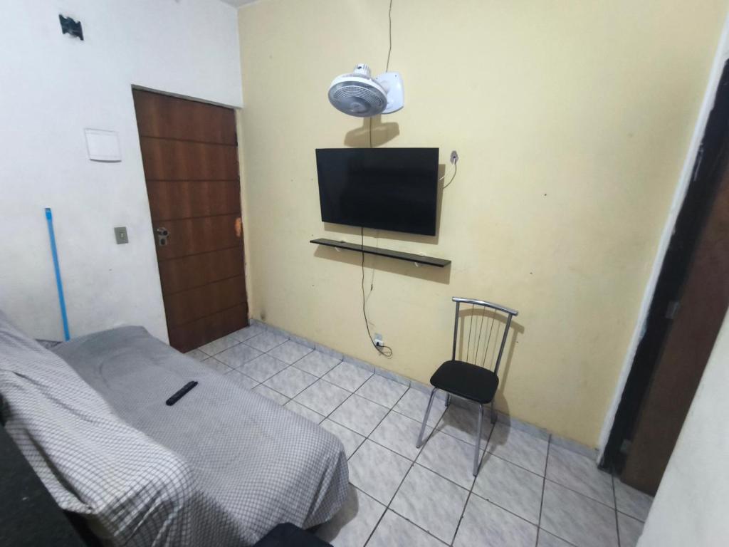 a room with a bed and a television on the wall at ADE Coj 23 LT 4 Ap102 in Brasília