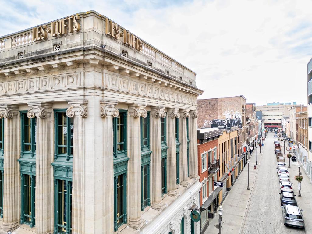 a building on a city street with cars parked at Les Lofts du Pont - Par Les Lofts Vieux-Québec in Quebec City