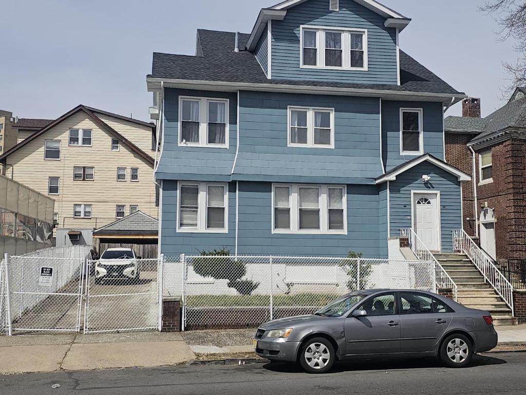 El barrio en el que está el departamento o un barrio cercano