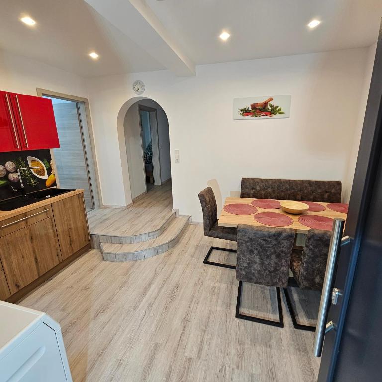 eine Küche und ein Esszimmer mit Tisch und Stühlen in der Unterkunft Ferienwohnung Popp Langen in Langen