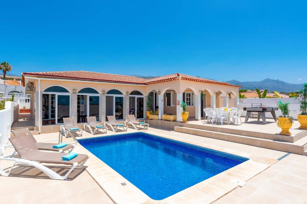 a villa with a swimming pool and a patio at Villa Venezuela by Villa Plus in Callao Salvaje