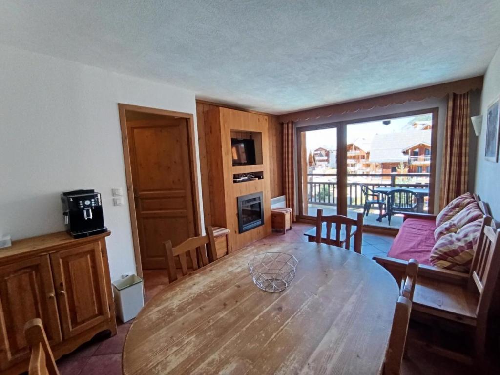 a living room with a wooden table and a dining room at Résidence Les Airelles - appartement en duplex - Garage couvert - 50 m des pistes de ski MAE-4114 in Montgenèvre